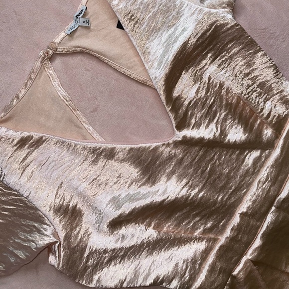 LIGHT PINK V-NECK BACKLESS SATIN ROMPER W/ BACK ZIPPER · SIZE S · NWT - Picture 6 of 10